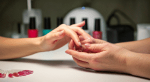 Hybryda czy żel – co wybrać na paznokcie?&hellip;