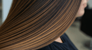 Sombre refleksy na ciemnych włosach – jak je…